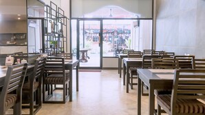 供應早餐、午餐及晚餐
