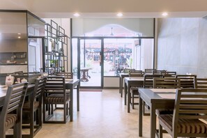 Breakfast, lunch and dinner served - Maxim's Inn (Bangkok)