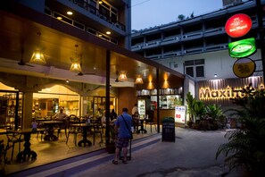Bar (on property) - Maxim's Inn (Bangkok)