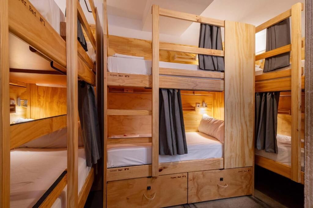 Quartos à prova de som, ferros/tábuas de passar roupa, Wi-Fi de cortesia