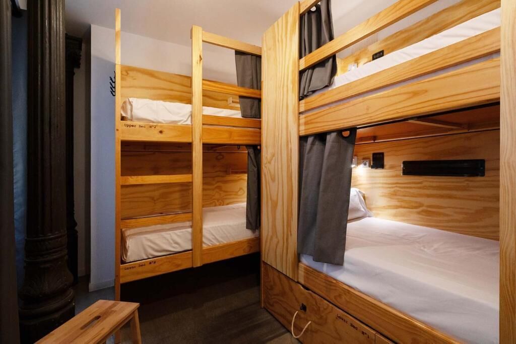 Quartos à prova de som, ferros/tábuas de passar roupa, Wi-Fi de cortesia