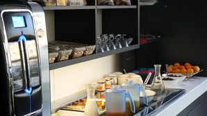 Um balcão de café da manhã com cereais, leite e frutas.