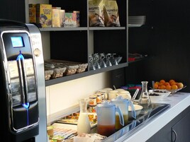 Una barra de desayuno con cereal, leche y fruta.