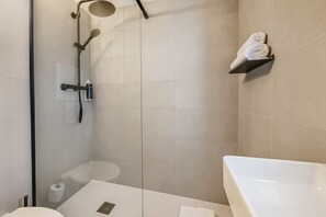 经典双��人房, 1 张大床 | 浴室 | 淋浴设施、免费洗浴用品、吹风机、毛巾