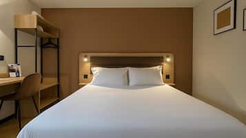 Luxe beddengoed, een kluis op de kamer, een bureau, geluiddichte muren