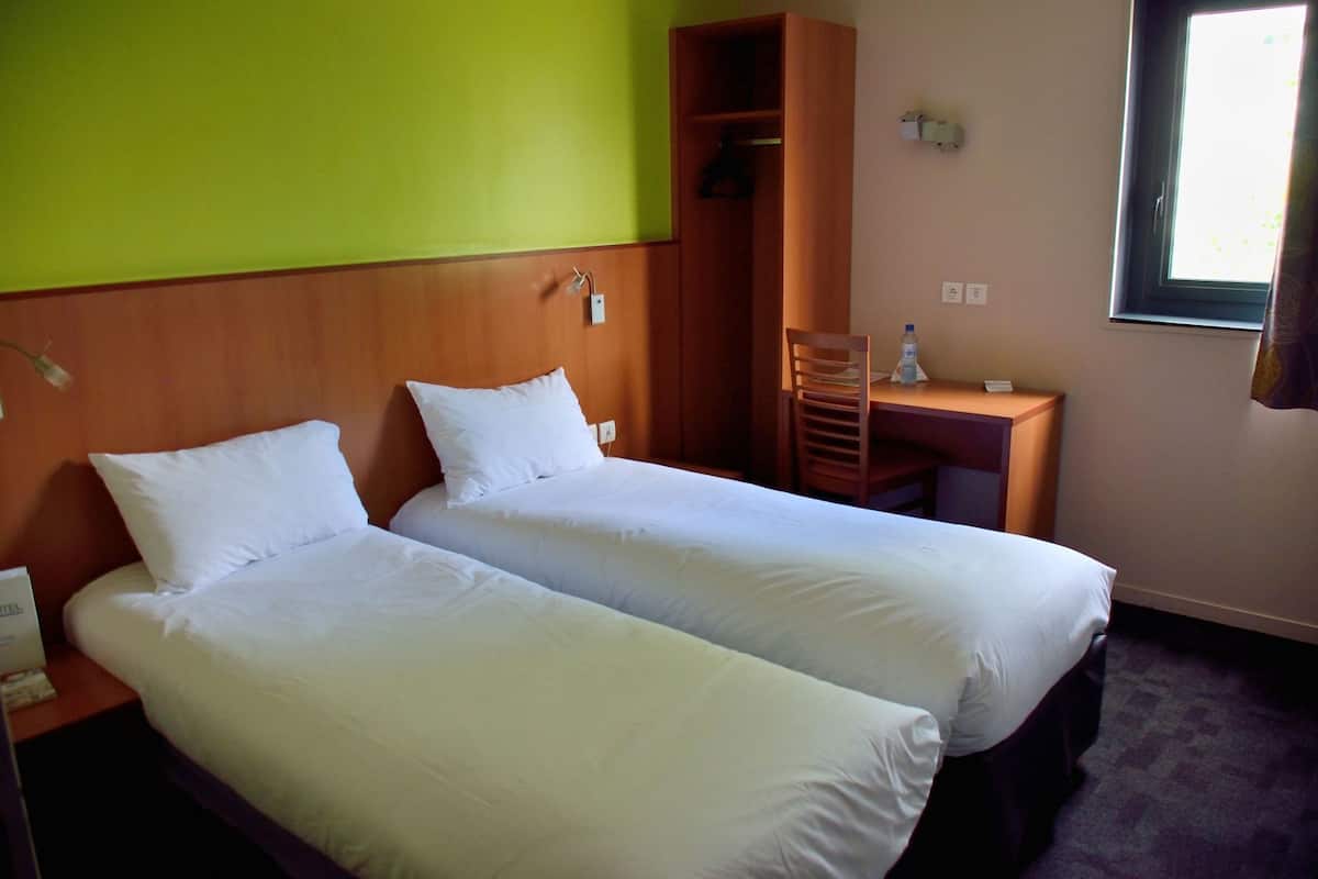 Premium bedding, in-room safe, desk, soundproofing