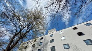 Um edifício moderno com várias janelas e um letreiro com a inscrição 'BRITHOTEL'.