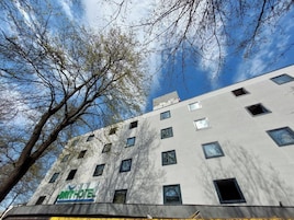 Un edificio moderno con varias ventanas y un letrero que dice 'BRITHOTEL'.
