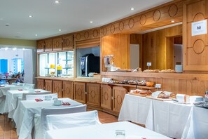 Buffet déjeuner (19 EUR par personne)