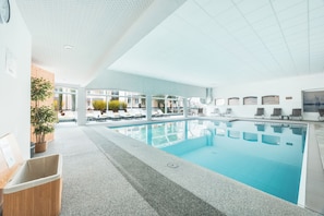 Piscine intérieure, accÚs possible de 7 h à 23 h, chaises longues