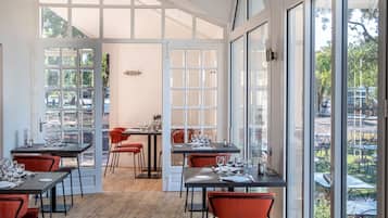 2 restaurantes; se sirve desayuno, almuerzo y cena; cocina francesa