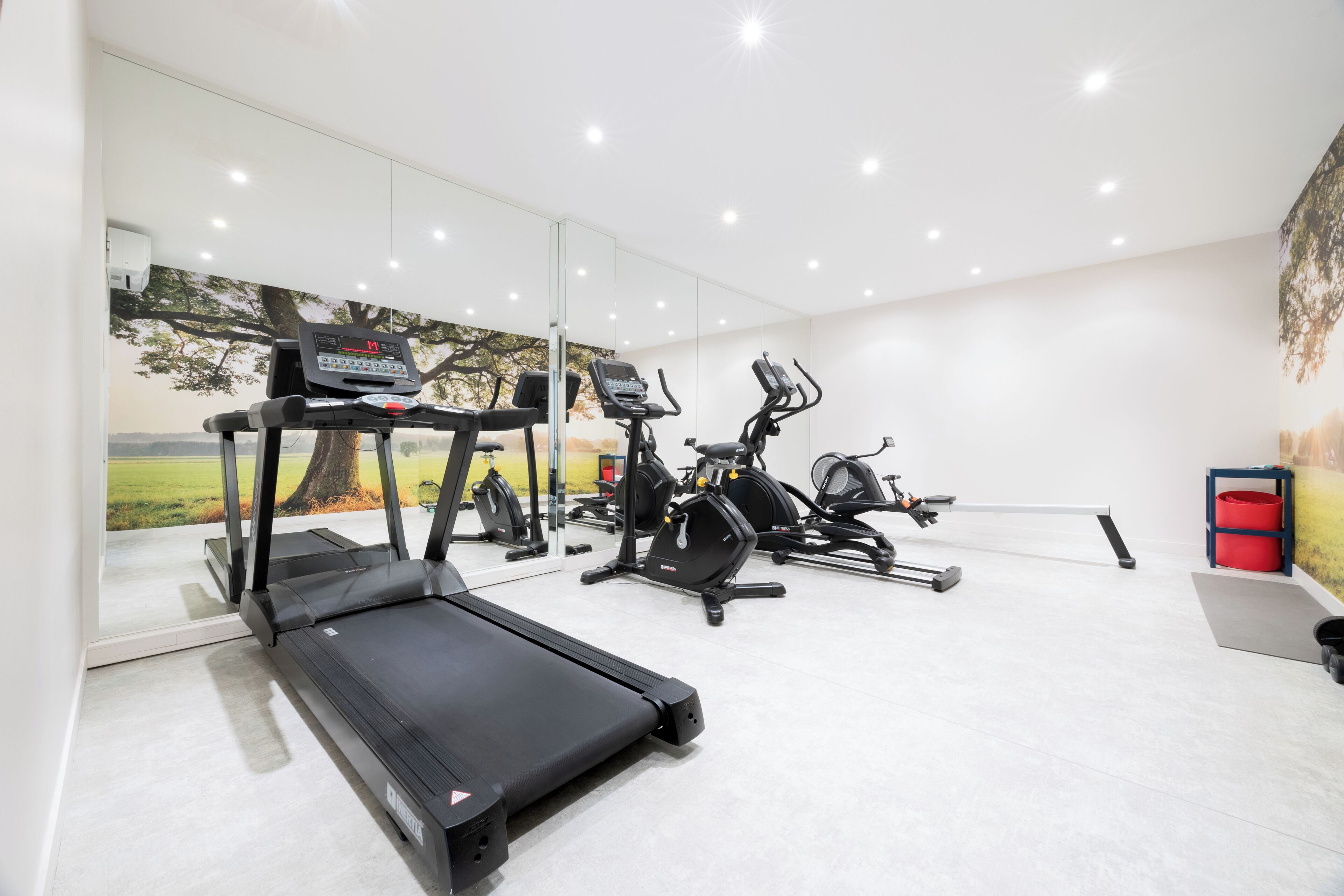 Una palestra moderna con tapis roulant, ellittiche e cyclette.