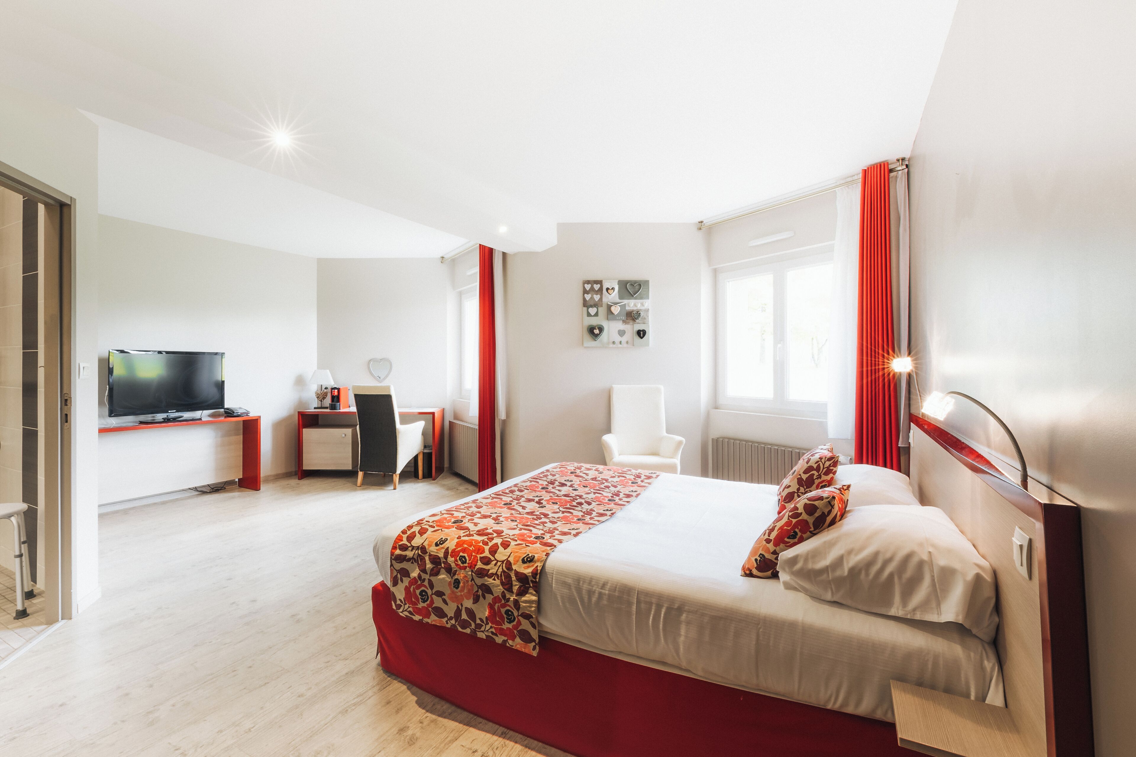 小型套房 | 高档床上用品、客房内保险箱、特色家居、办公桌