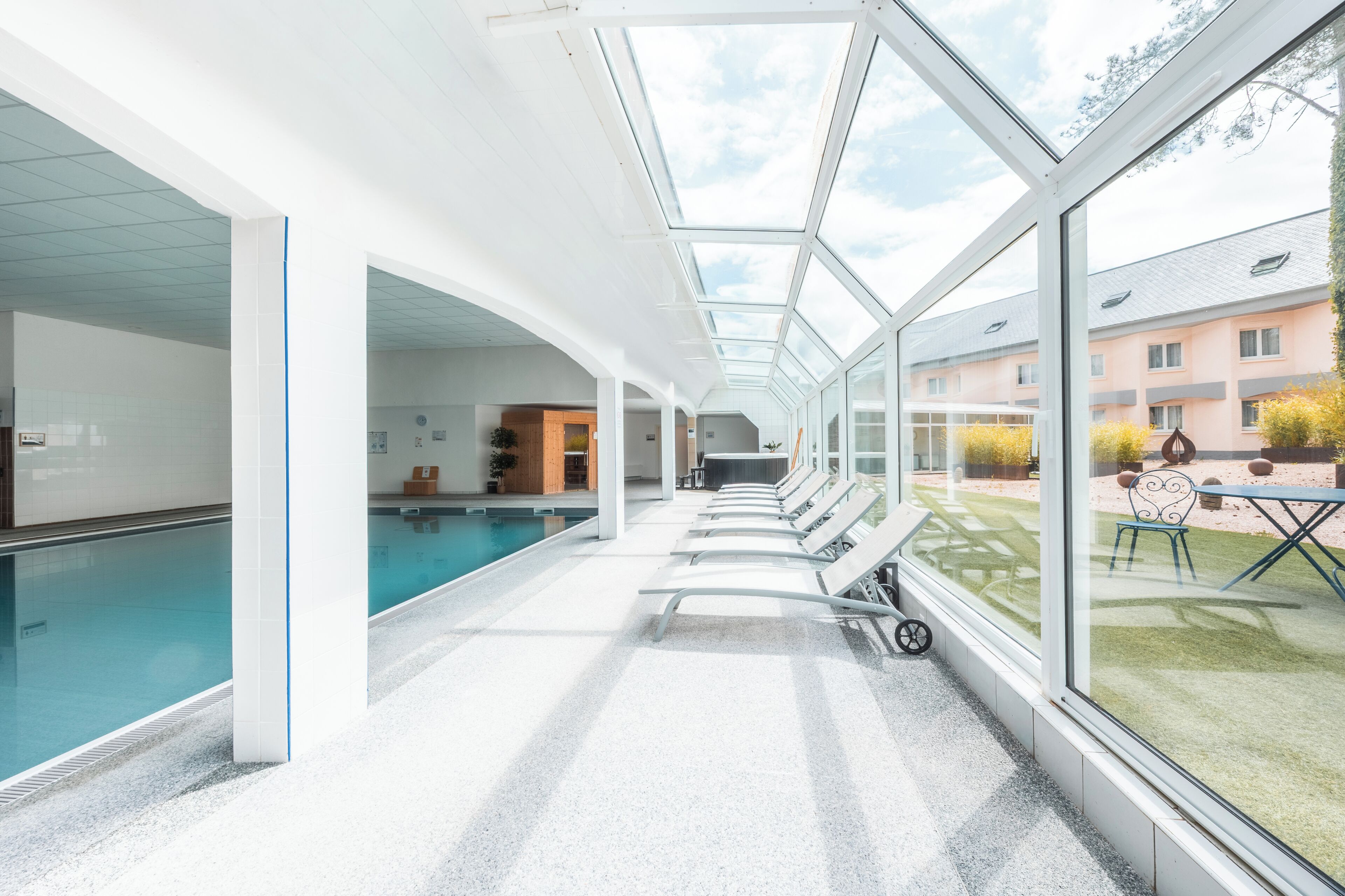 Piscine couverte, accès possible de 07 h 00 à 23 h 00, chaises longues 