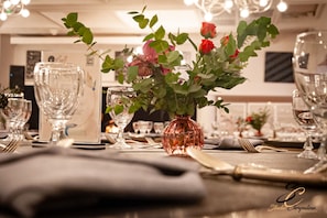 2 restaurants, servant le déjeuner et le dßner; cuisine française