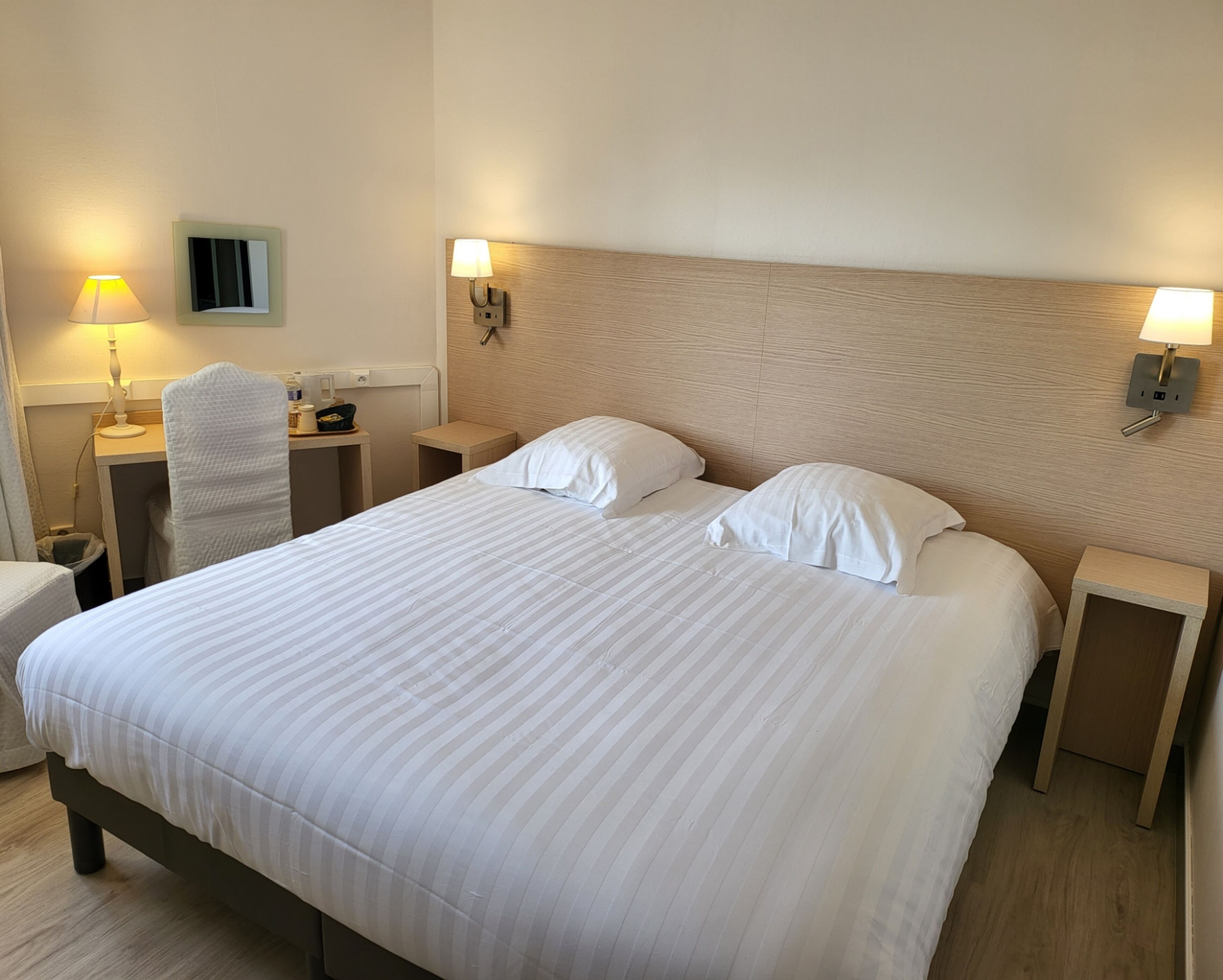 舒适双人房 | 高档床上用品、客房内保险箱、特色家居、办公桌