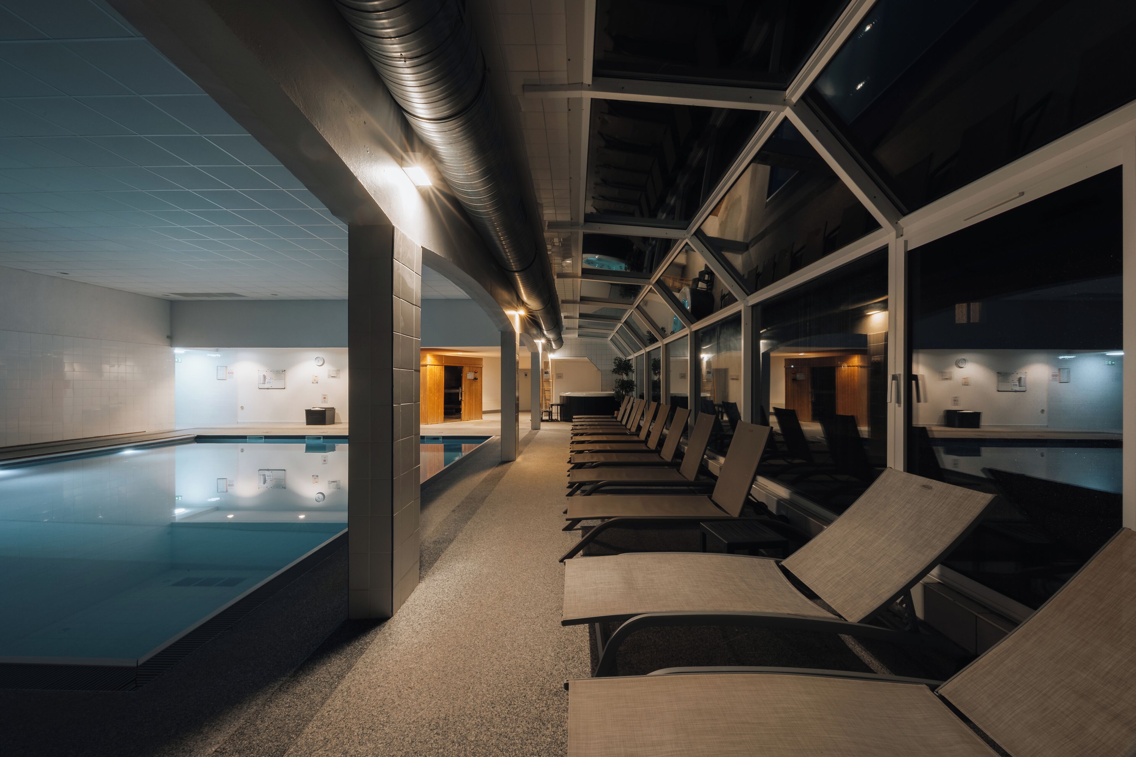 من حمّامات السباحة المغطاة، مقاعد للتشمس