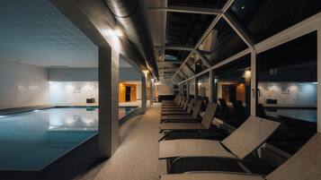 Een binnenzwembad, open van 07.00 uur tot 23.00 uur, en ligstoelen