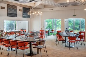 2 restaurantes, se sirven desayunos, comidas, cenas y cocina francesa
