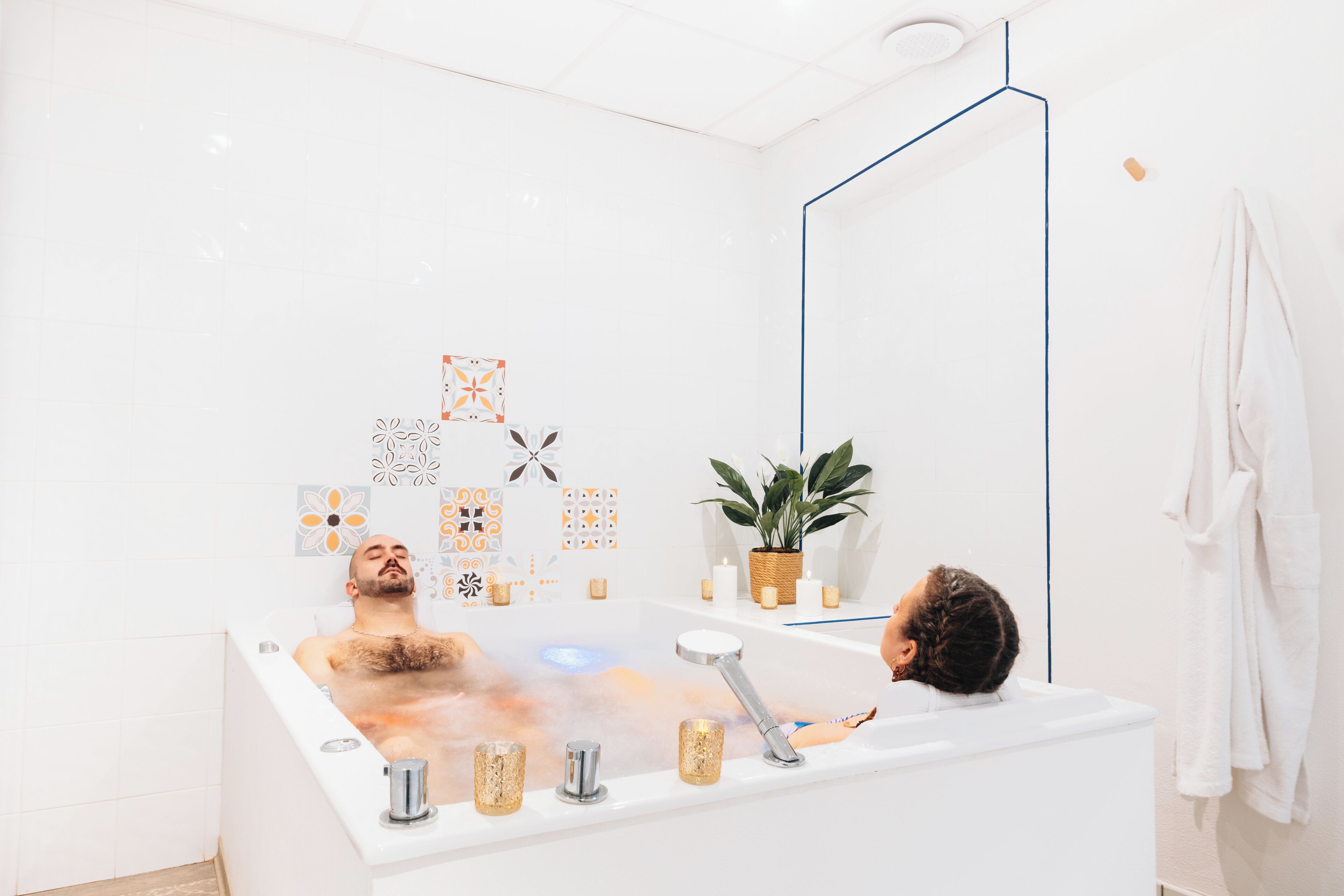 Espace de soins pour les couples, sauna, bain à remous, soins corporels