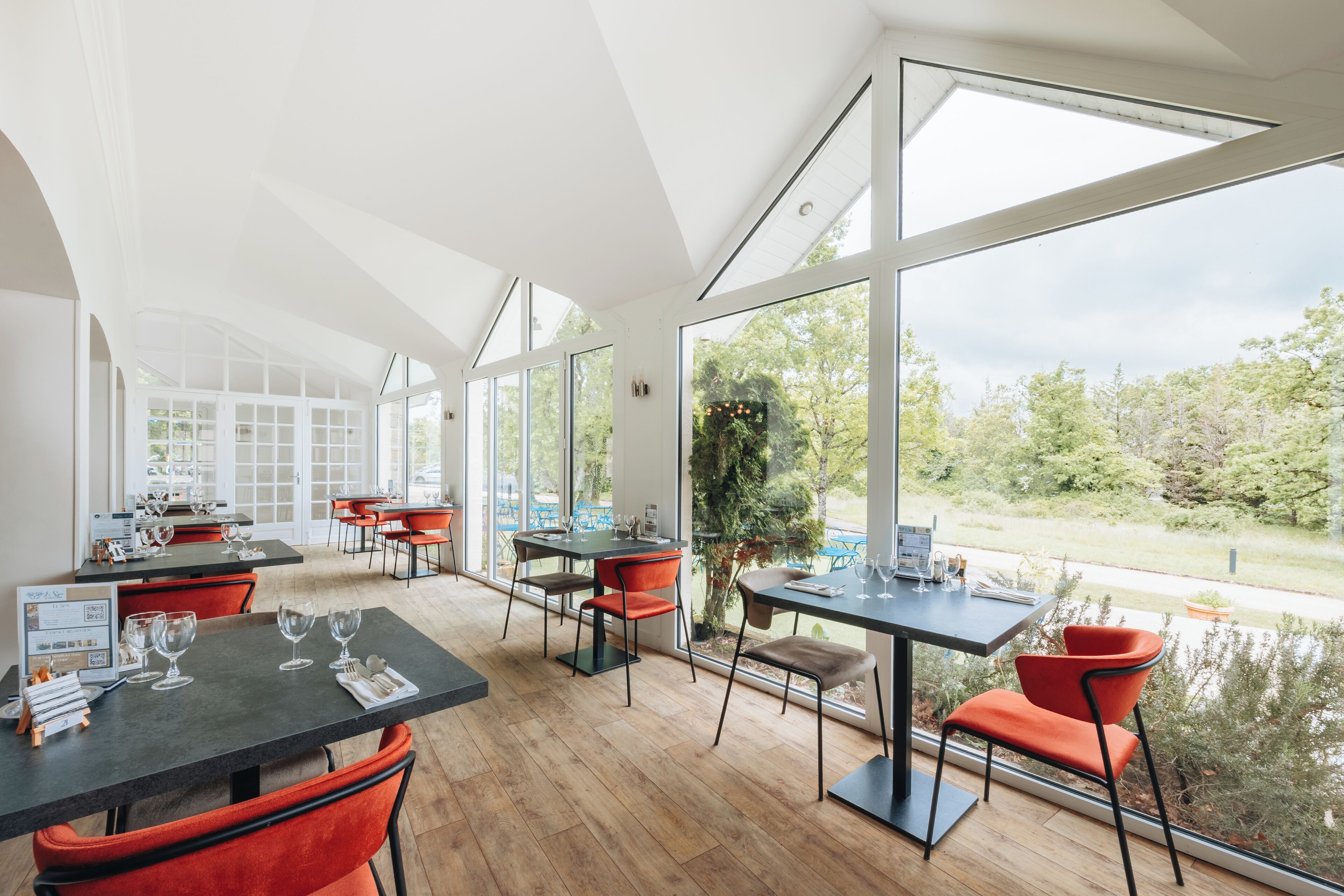 2 restaurants, breakfast, lunch, dinner served; French cuisine