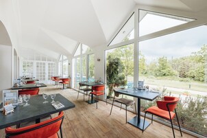 2 restaurantes; se sirve desayuno, almuerzo y cena; cocina francesa