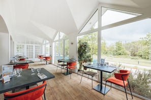 2 restaurants, breakfast, lunch, dinner served; French cuisine - Hôtel Causse Comtal Rodez, The Originals Relais (Montrozier)