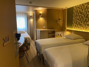 Triple Room | Individually decorated, individually furnished, desk, soundproofing - Green Hôtels Poitiers (Poitiers)