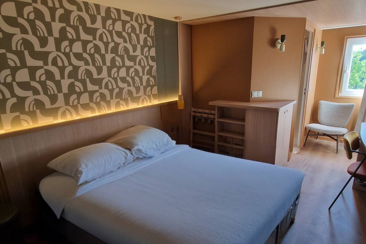 double room | individually decorated, individually furnished, desk, soundproofing