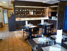 每日供应自助式早餐（每人 EUR 11.50）