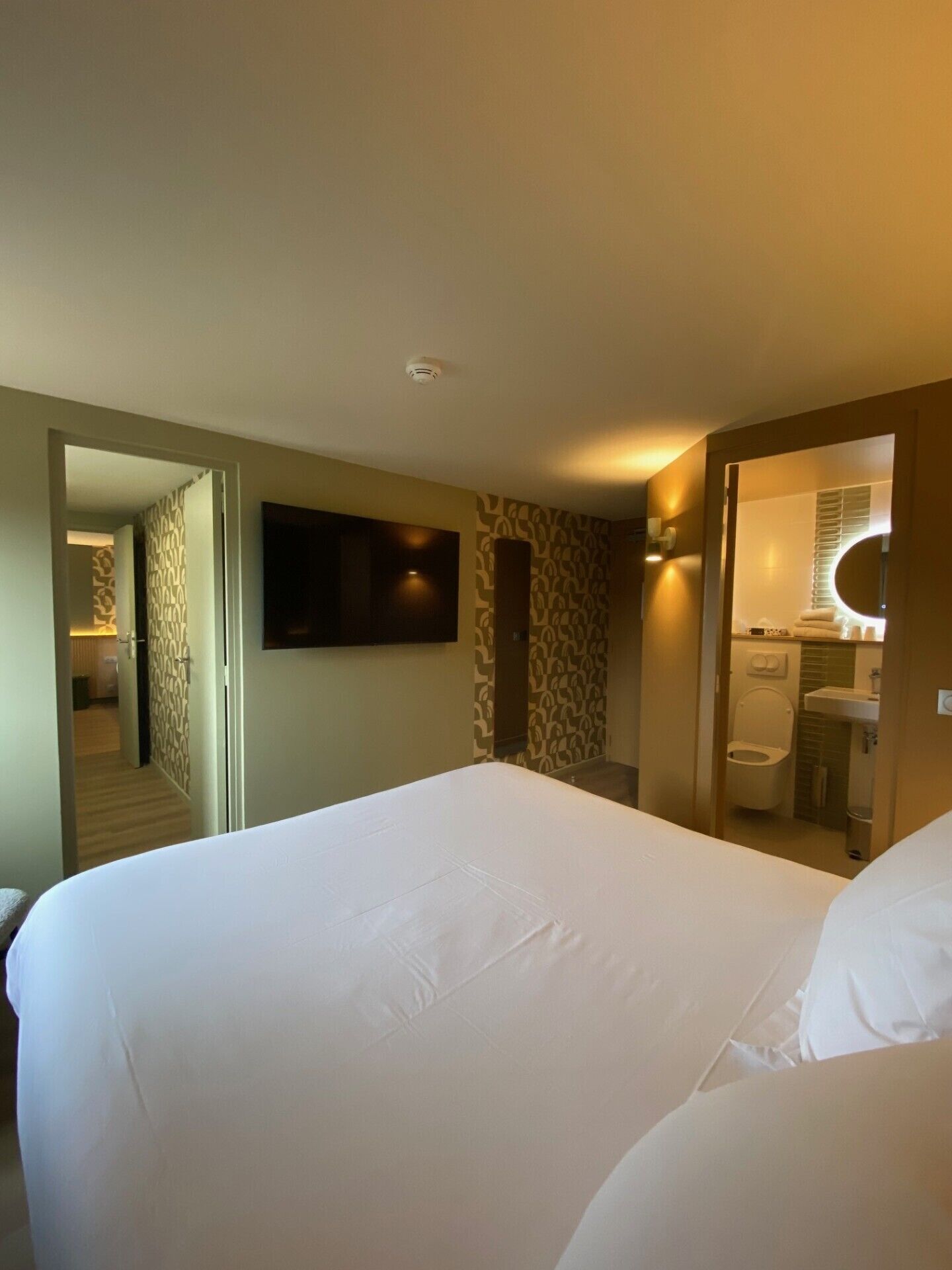 Individually decorated, individually furnished, desk, soundproofing