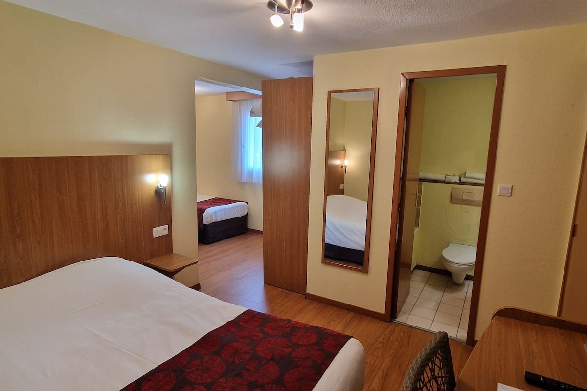 classic quadruple room | individually decorated, individually furnished, desk, soundproofing