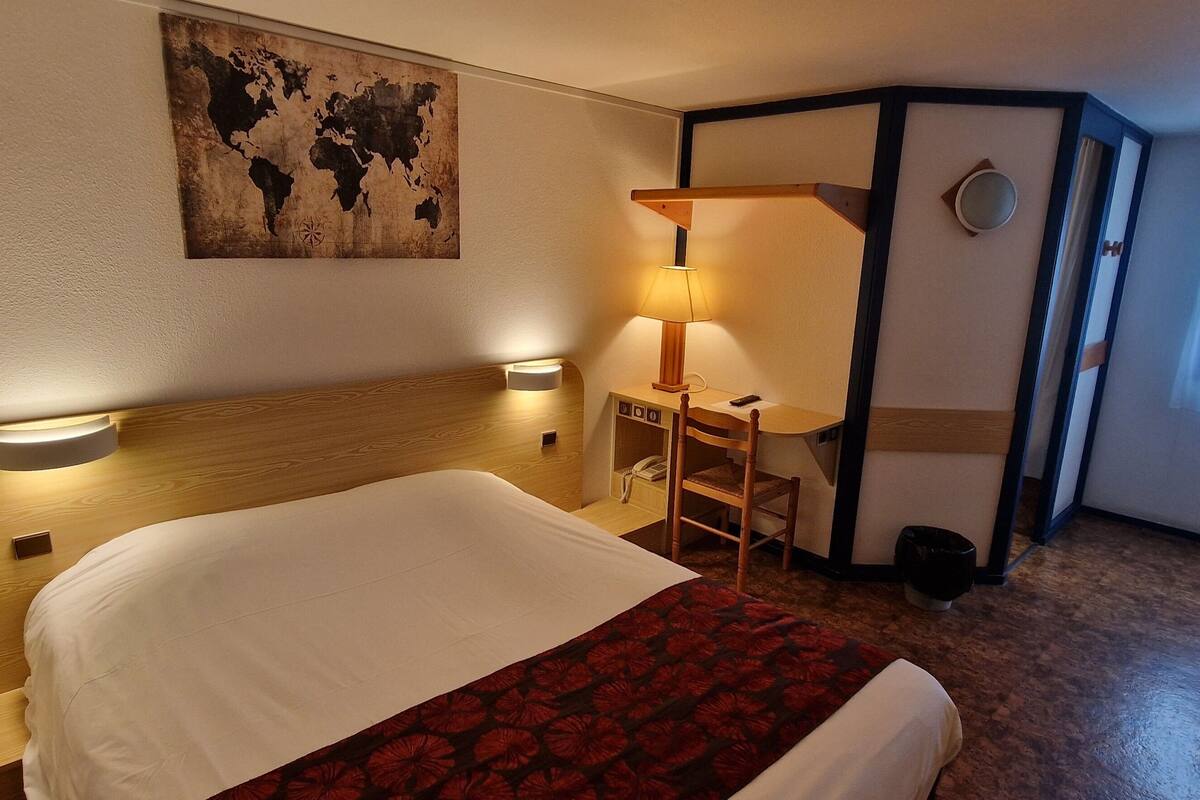 individually decorated, individually furnished, desk, soundproofing