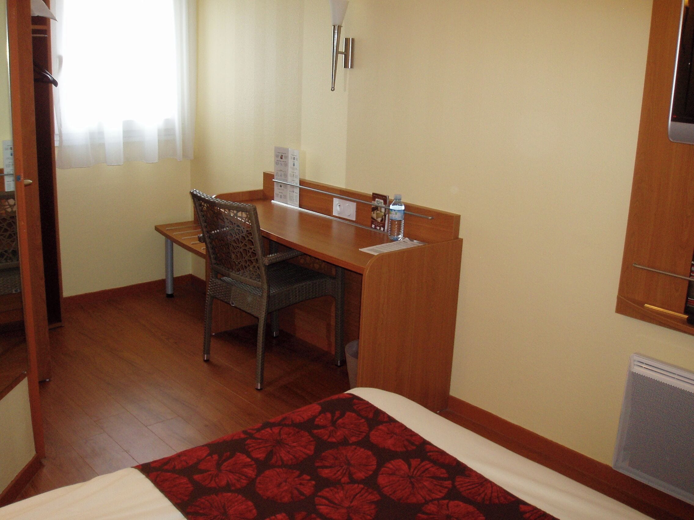 individually decorated, individually furnished, desk, soundproofing