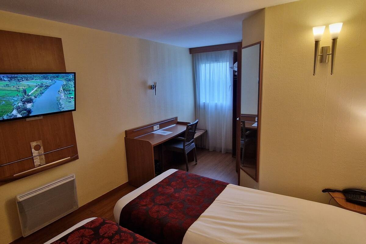 twin room | individually decorated, individually furnished, desk, soundproofing