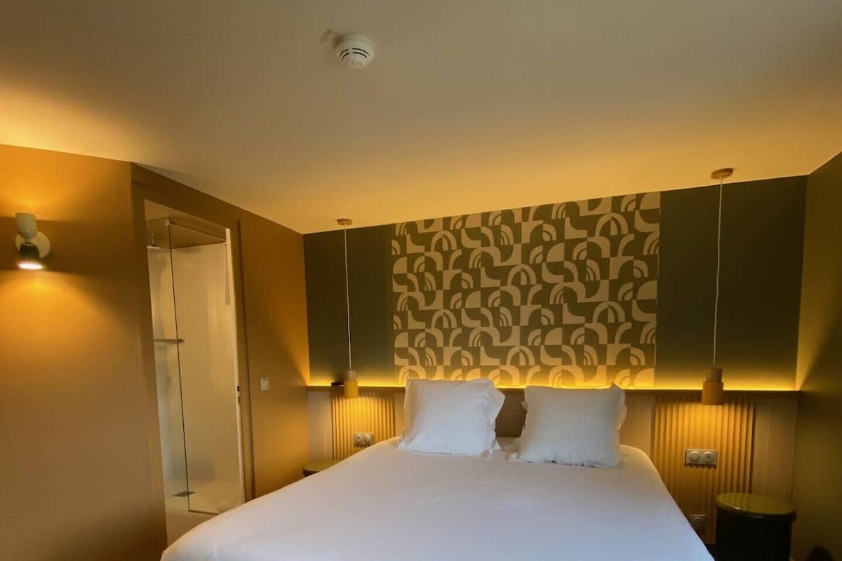 Individueel gedecoreerd, individueel gemeubileerd, een bureau