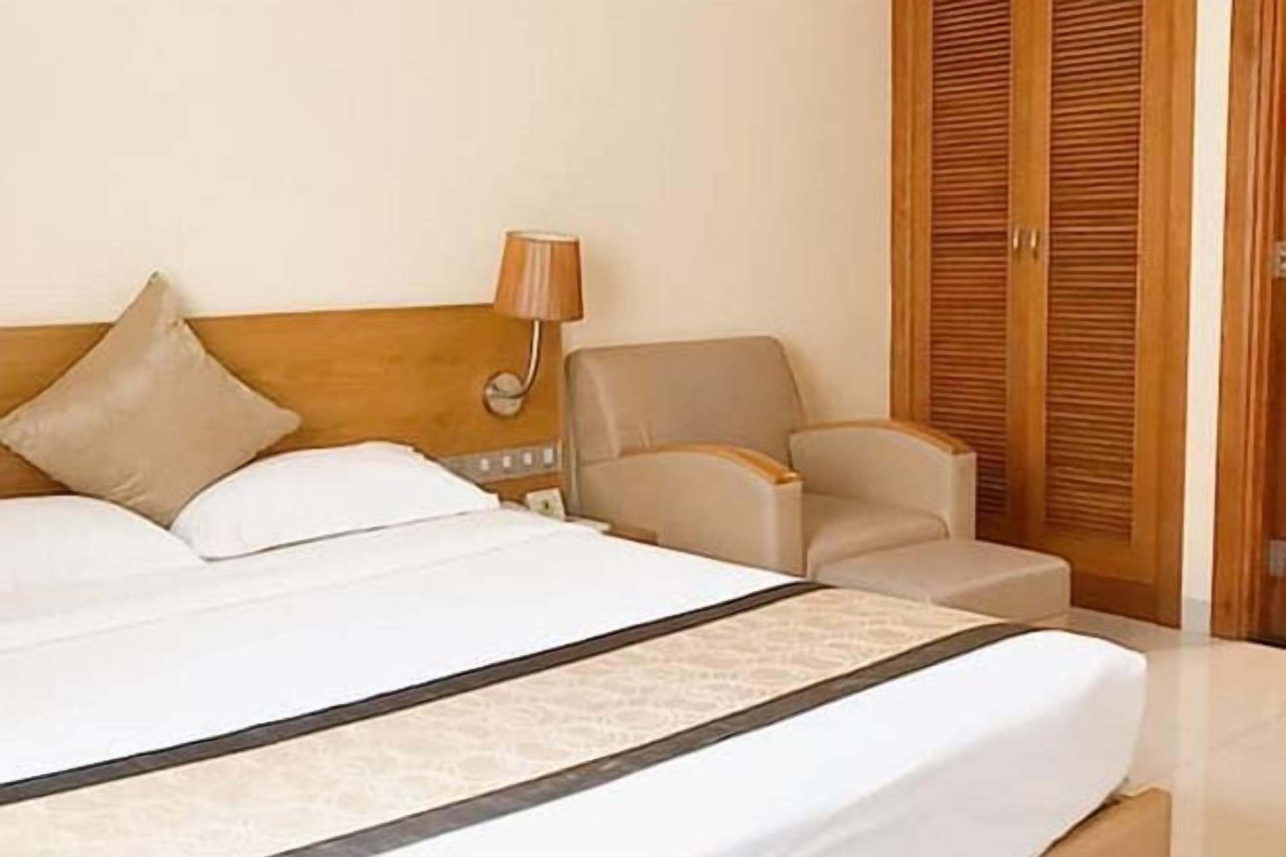 Free minibar items, in-room safe, desk, soundproofing