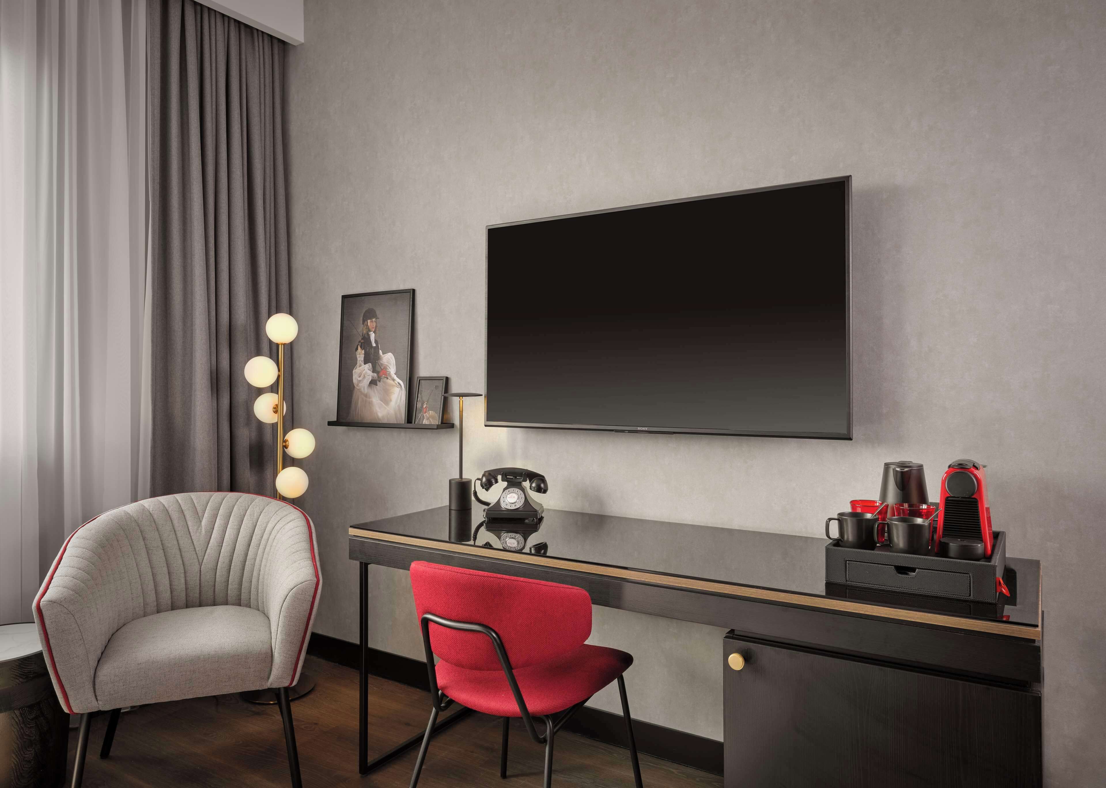 standard room, non smoking | minibar, in-room safe, desk, laptop workspace