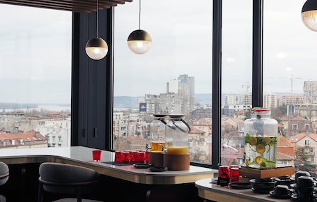 ์์นจ ์์ฌ ์ ๊ณต, ์ธ๊ณ ์๋ฆฌ