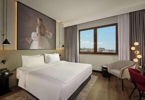 Minibar, caja de seguridad en la habitación y escritorio 