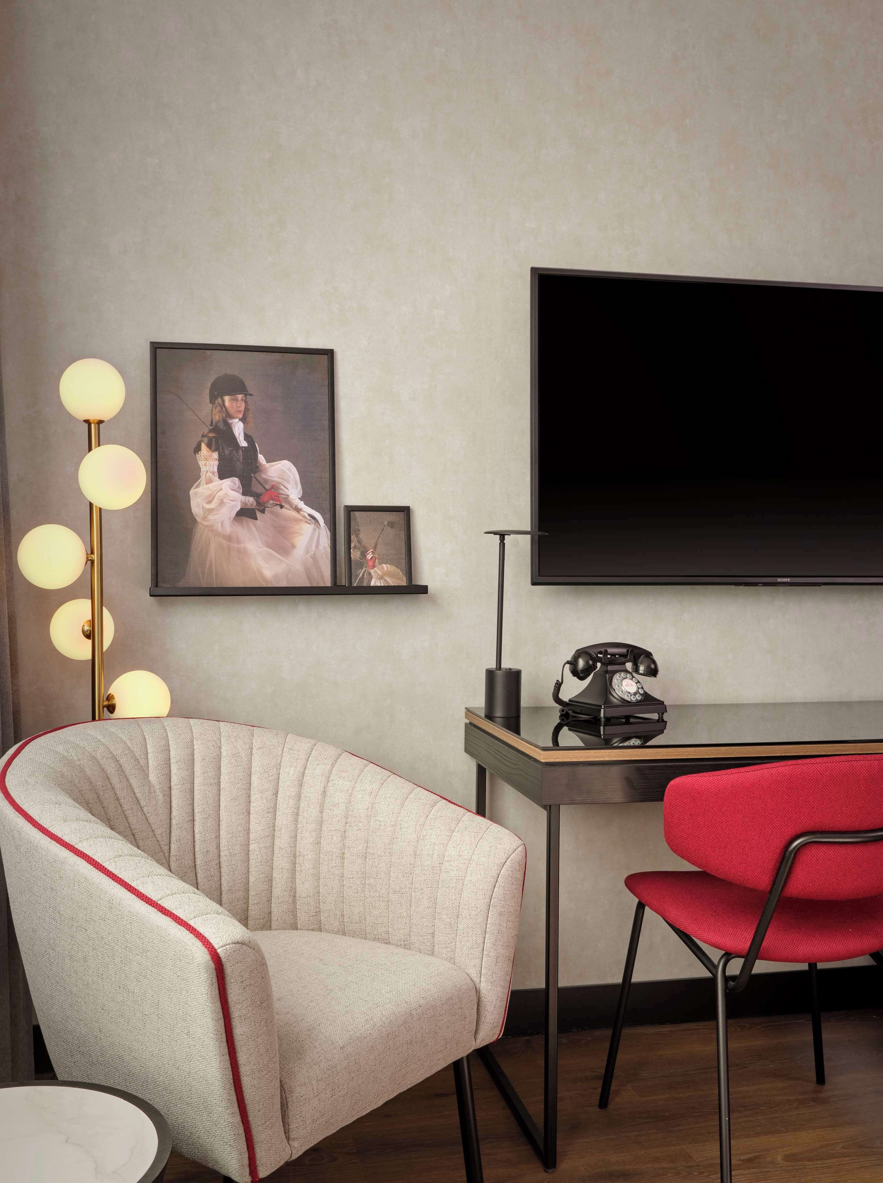 standard room, non smoking | minibar, in-room safe, desk, laptop workspace