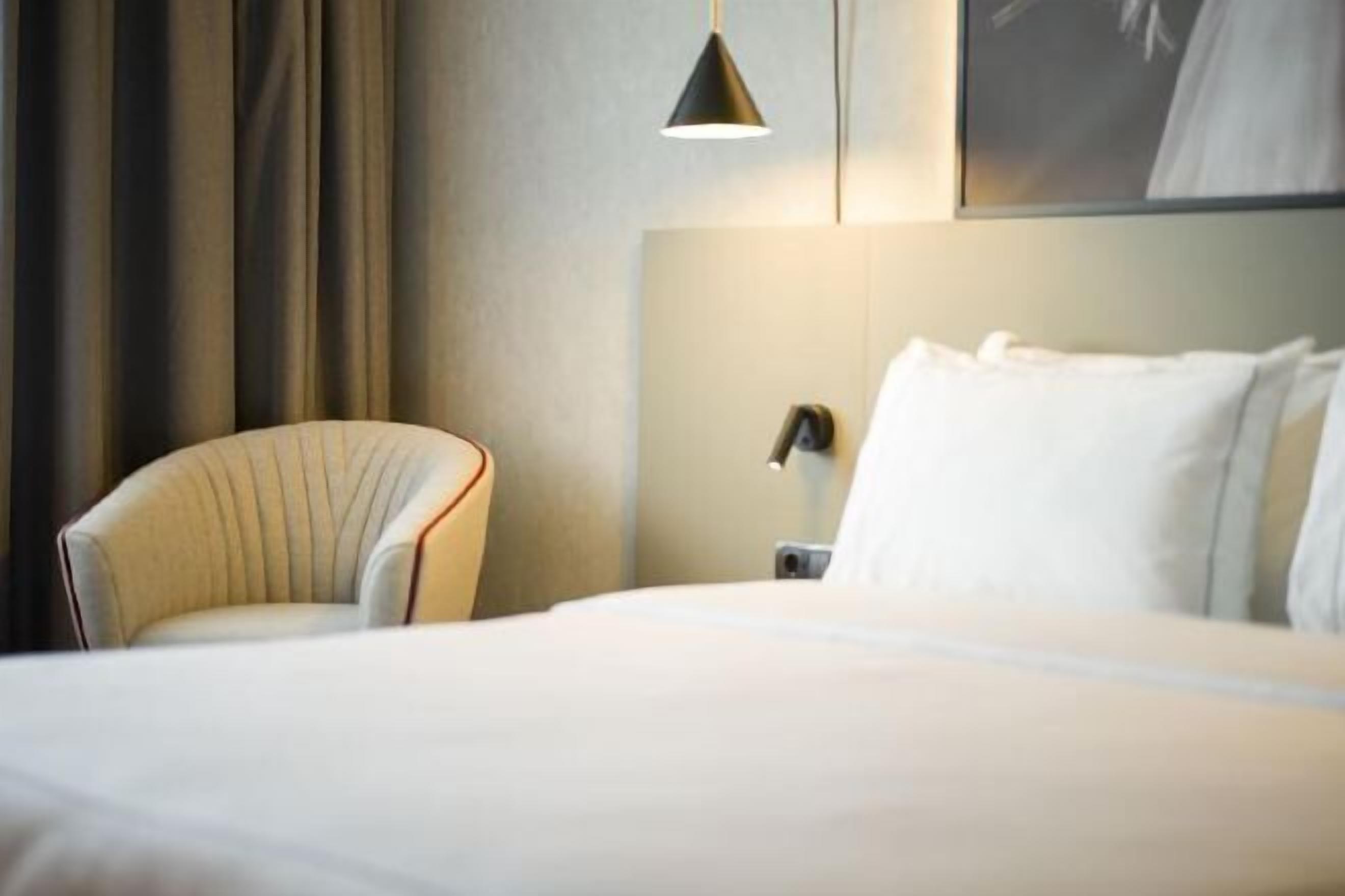 Minibar, két bảo mật tại phòng, bàn 