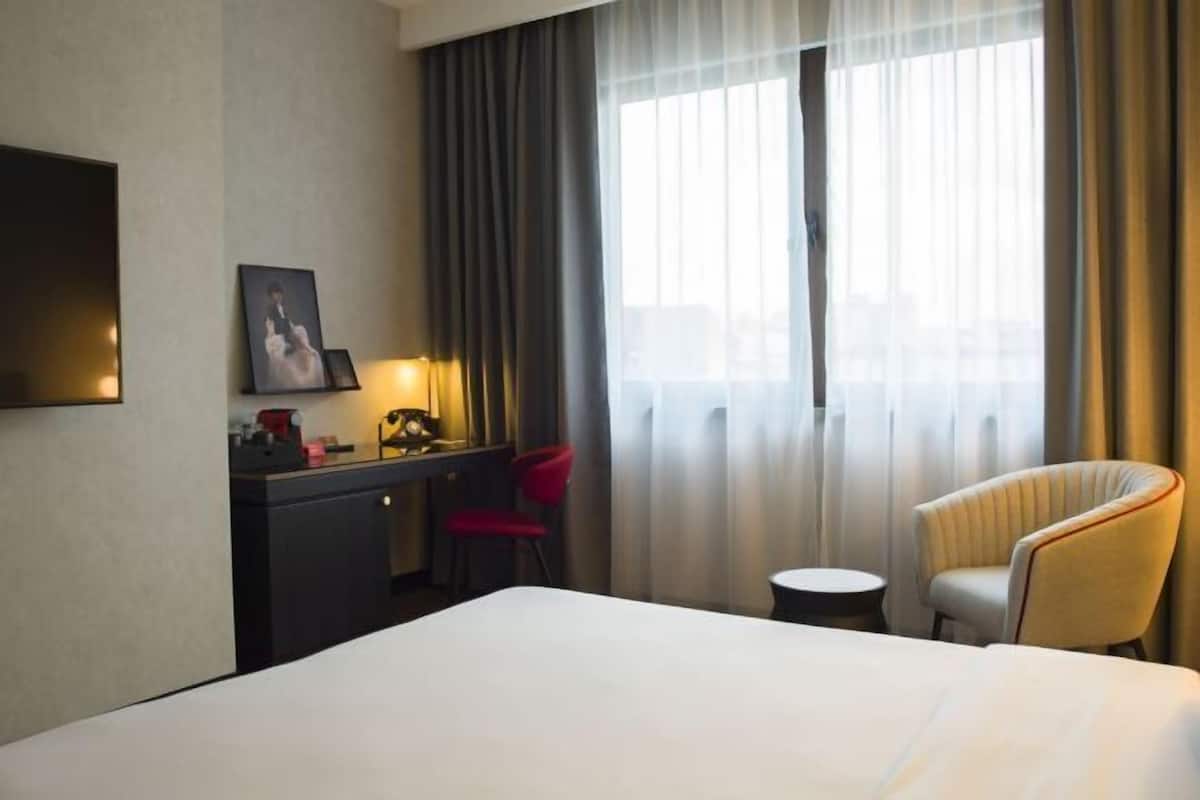 Minibar, coffres-forts dans les chambres, bureau