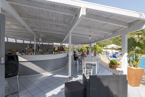 Bar au bord de la piscine
