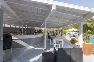 Bar junto a la piscina