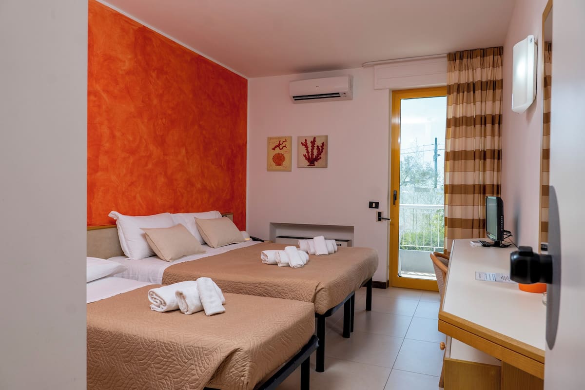 camera comfort, letto aggiunto con balcone | minibar, in-room safe, free wifi, bed sheets