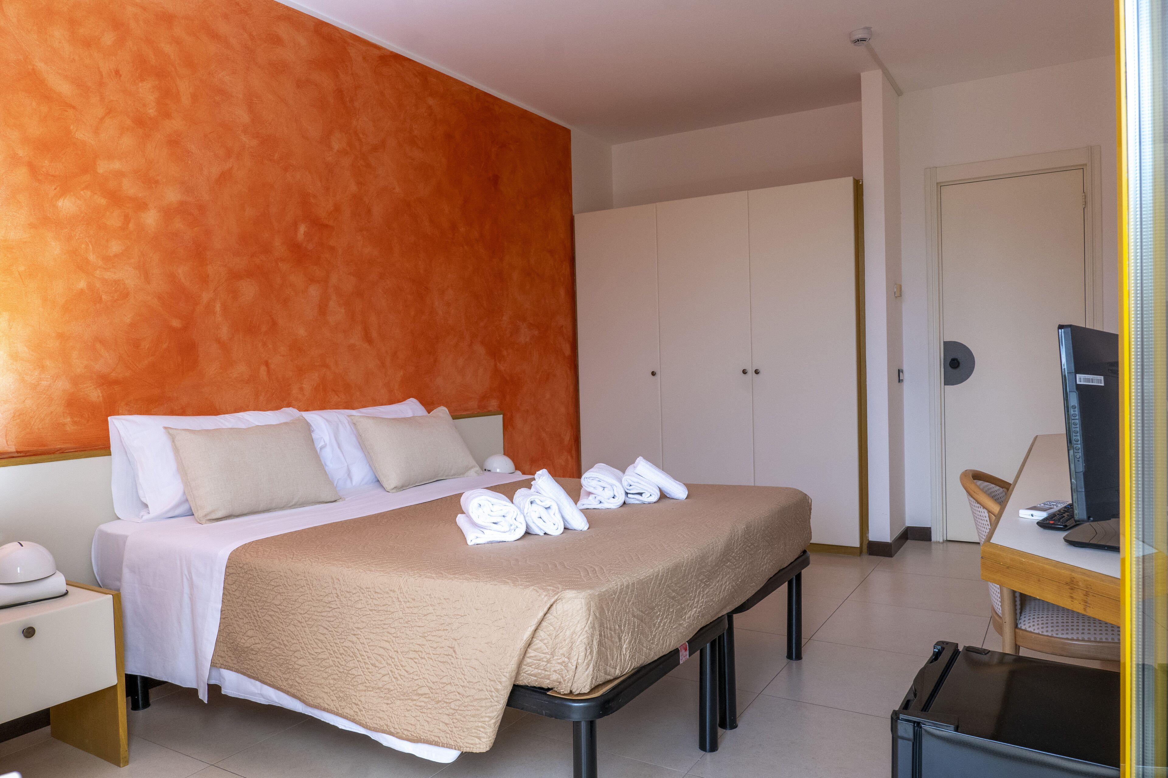 comfort room, balcony | minibar, in-room safe, free wifi, bed sheets