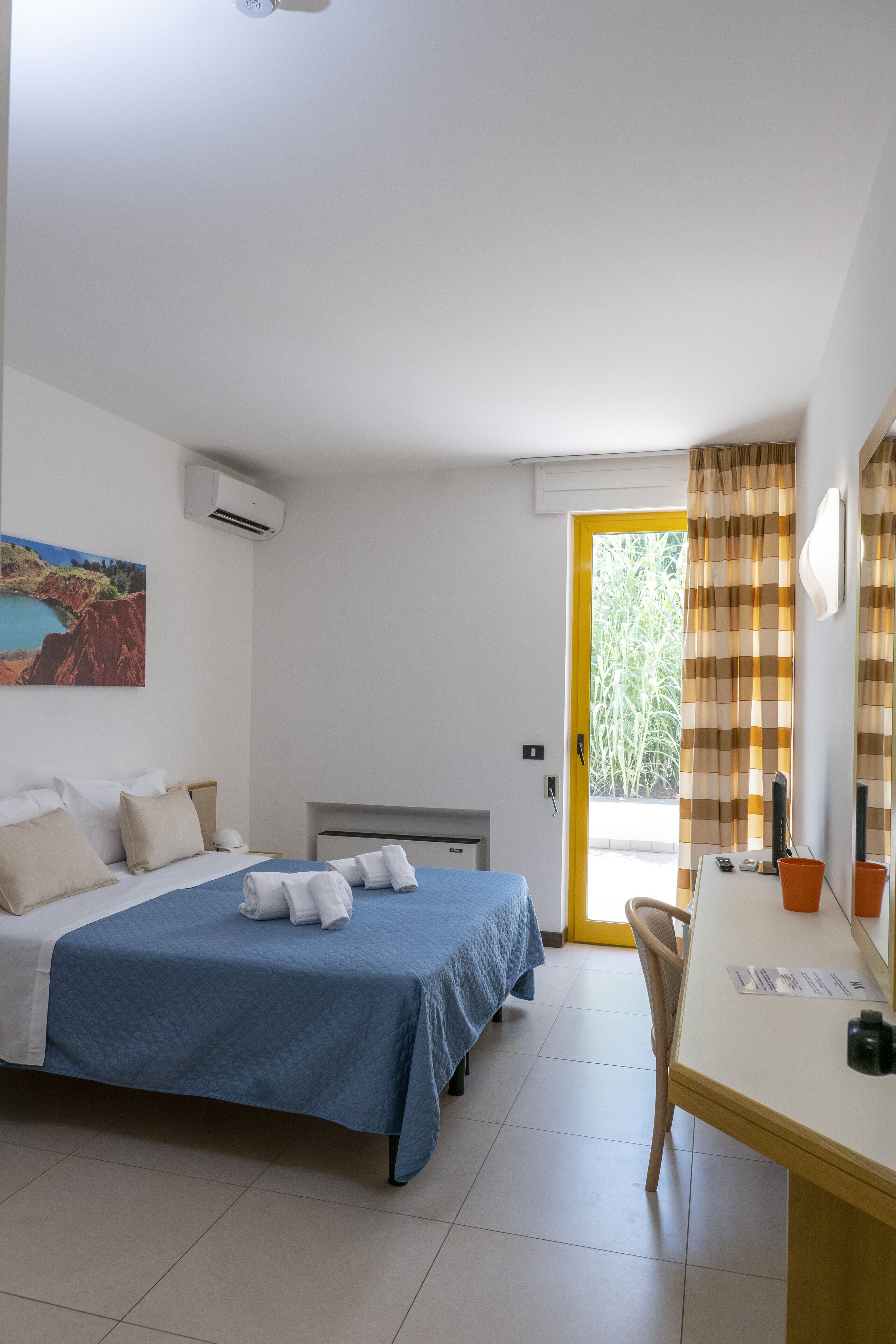 comfort room, balcony | minibar, in-room safe, free wifi, bed sheets