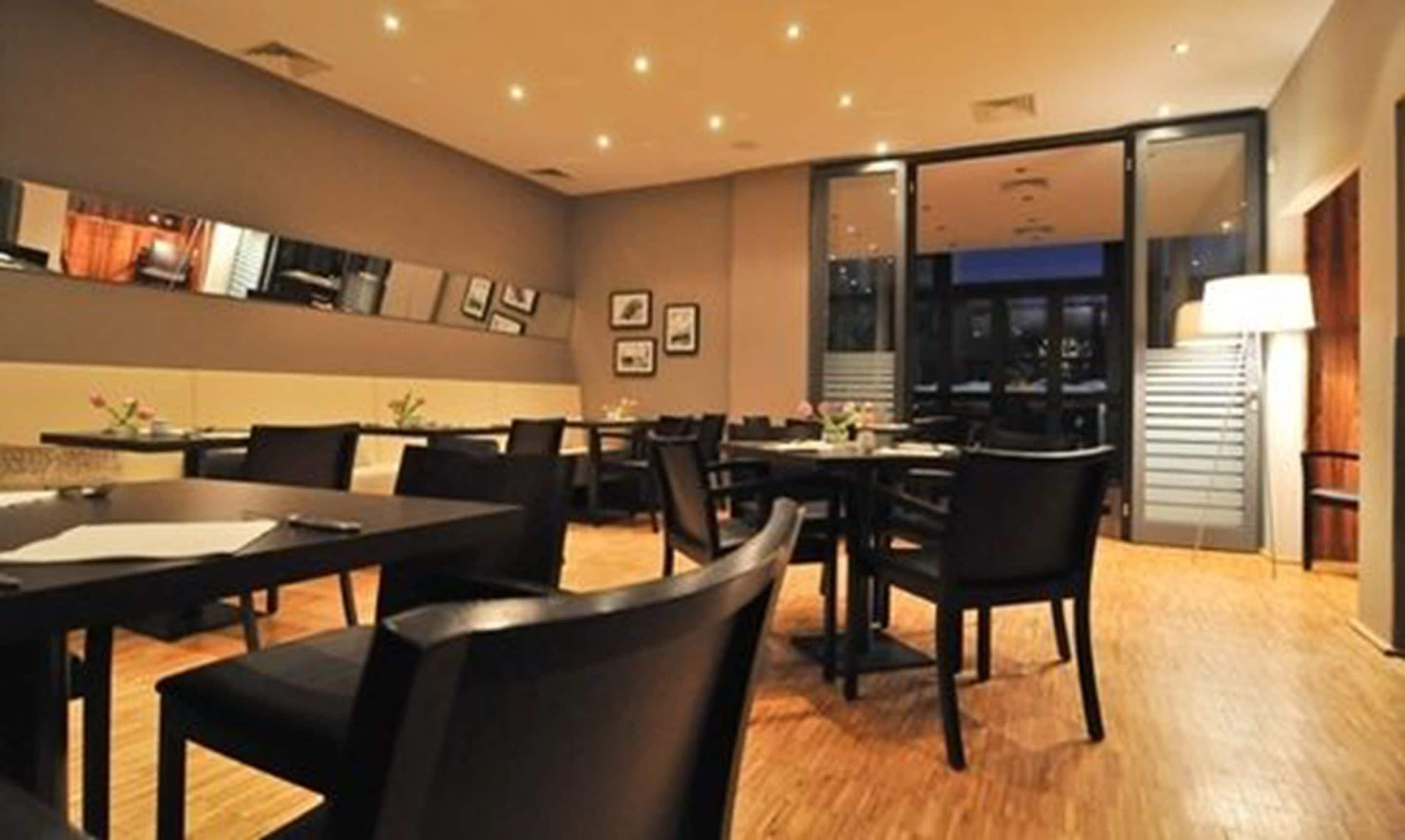 2 restaurants, breakfast served