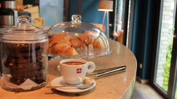 Tägliches Frühstücksbuffet (20 EUR pro Person)